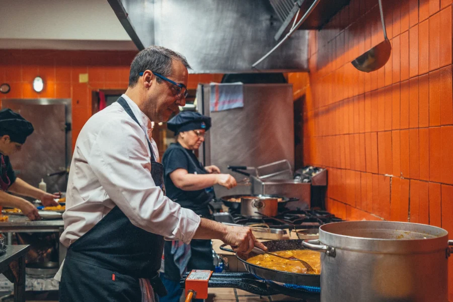 Fernando, al frente de Lo de Sancho, preparando arroces en la cocina