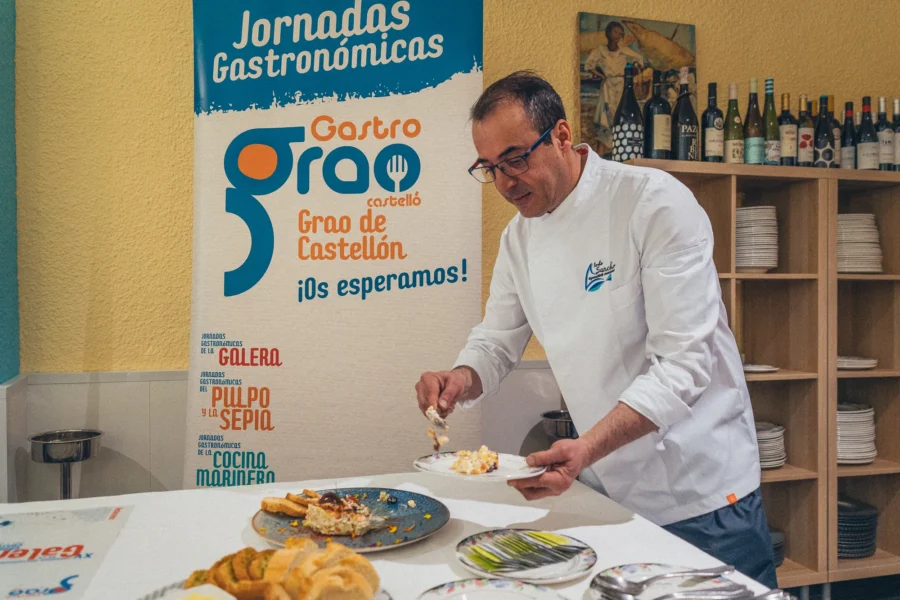 Fernando emplatando arroz en la sala de Lo de Sancho durante la presentación de las XV Jornadas de la Galera