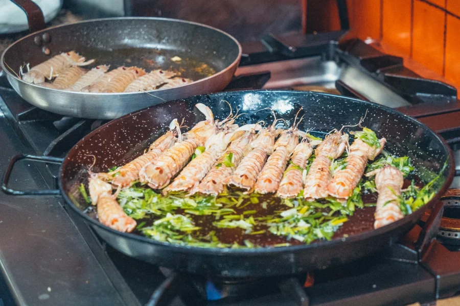 Galeras en la sartén en la cocina de Lo de Sancho