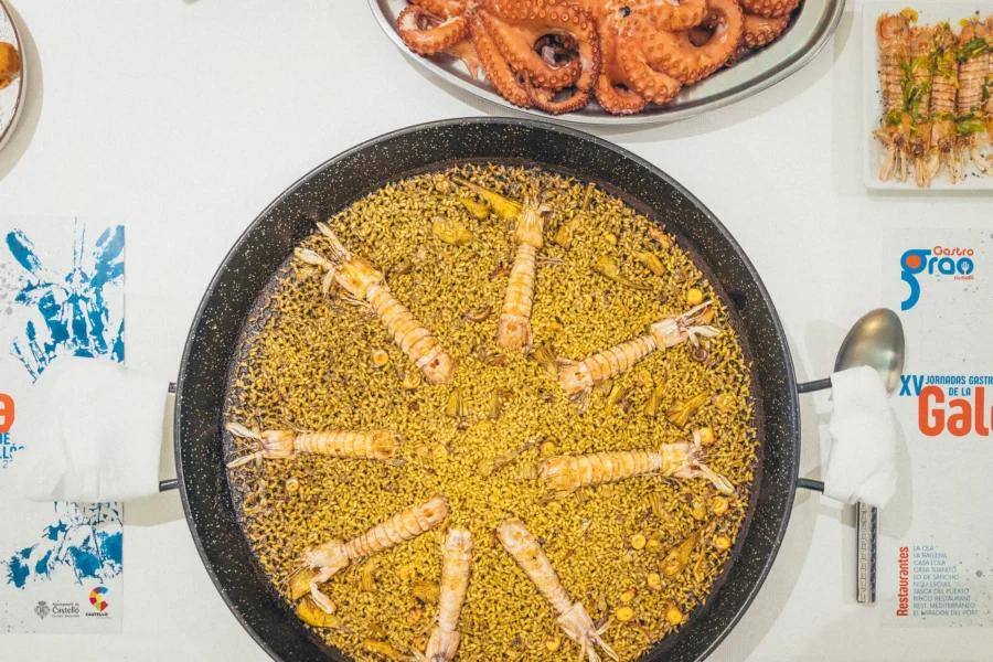 Paella de arroz con galeras en Lo de Sancho