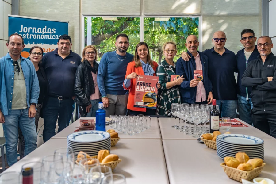 Asistentes a la presentación de las XVII Jornadas del Arroz a Banda con el cartel de esta edición