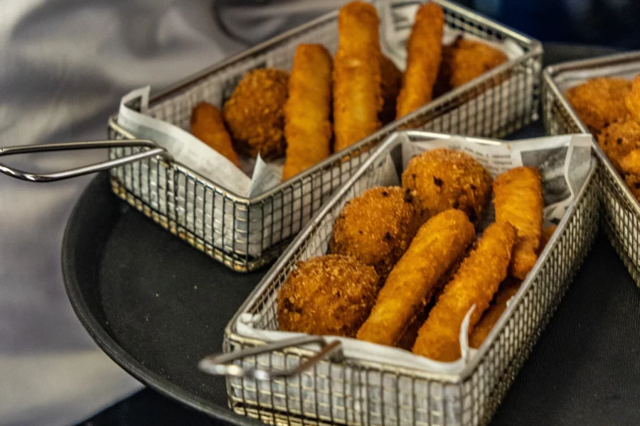 Aperitivos fritos servidos en la presentación