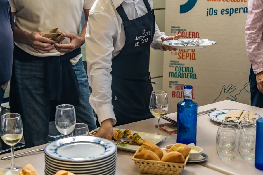 El equipo de sala sirve los entrantes en la presentación